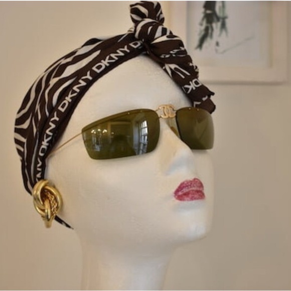 CHANEL Gold Rimless Glasses with Modern Design - Picture 2 of 12